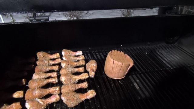 ЦВЕТОЧНАЯ КОЛБАСА И КУРИНЫЕ НОЖКИ BBQ В СМОКЕРЕ OKLAHOMA JOE!) смотреть онлайн