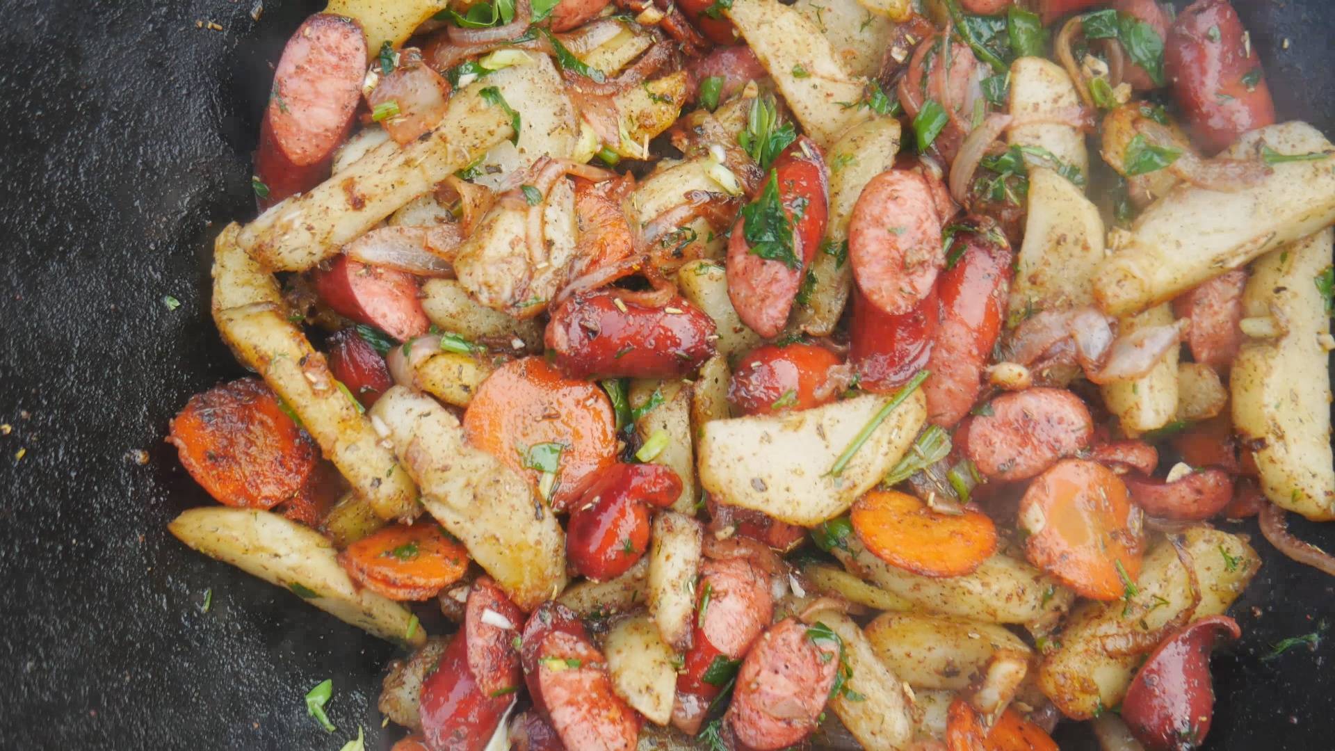 Картофель по-охотничьи в казане на костре смотреть онлайн