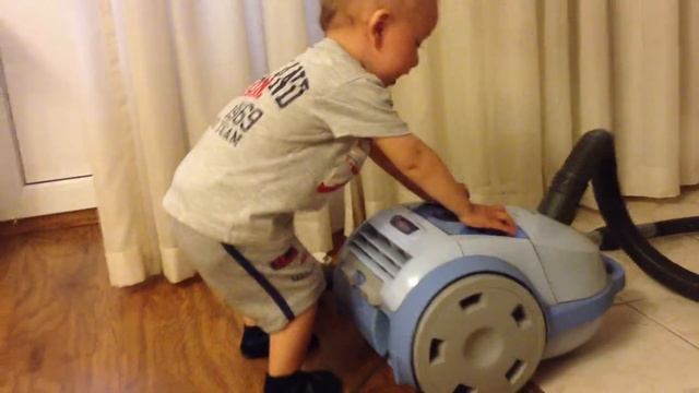 Малыш и пылесос. Kid and vacuum cleaner смотреть онлайн