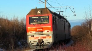 "В первый день зимы". Система электровозов 2ЭС6-210/570 "Синара" с грузовым поездом