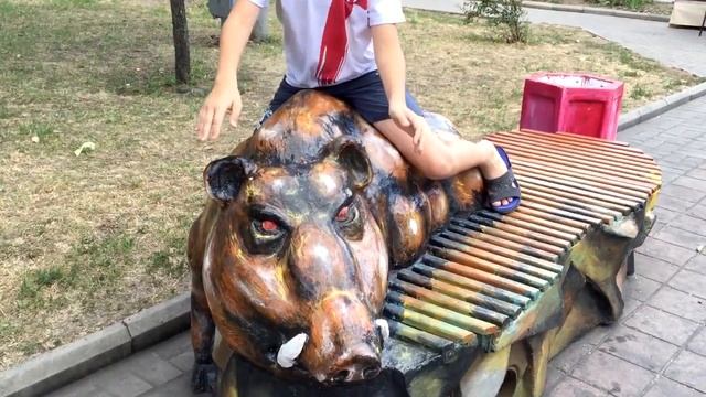 Удивительные скамейки в Бердянске в виде животных и рыб, оригинальные лавочки