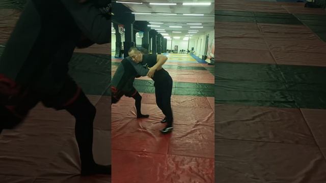 Ещё один замечательный прием со скрестного захвата. смотреть онлайн