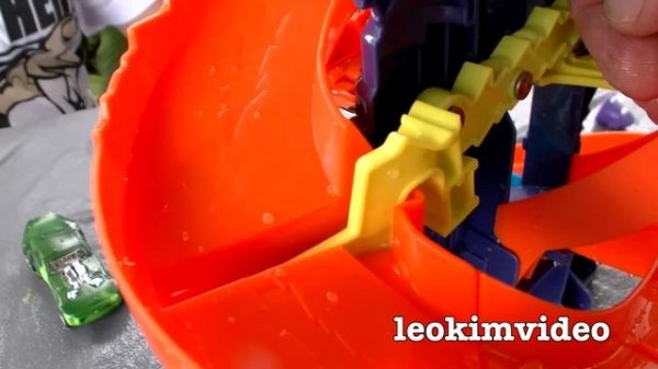 Hot Wheels Color Splash & Trash Science Lab Color Shifter Ooze Volcano FUN