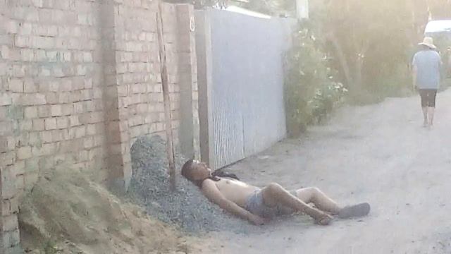 Пьяный бомж спит смотреть онлайн