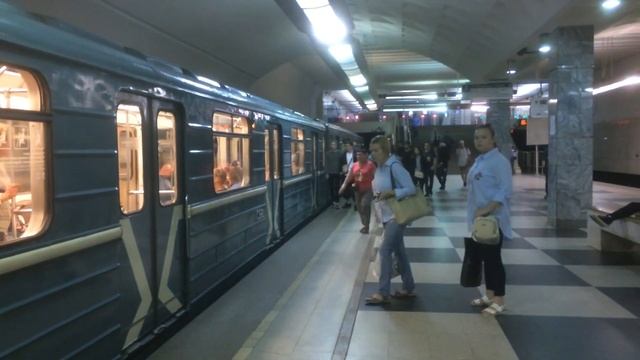 Метропоезд 81-717.5 на станции Братиславская смотреть онлайн