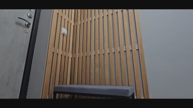 Как обшить стены в прихожей дубовыми рейками. смотреть онлайн