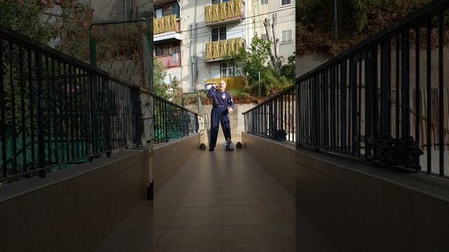 Примеры демонстраций всё же полезных(?) упражнений с гирями почти предельно возможных диаметров?(2) смотреть онлайн