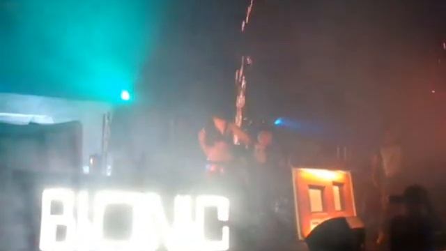 Escape Into The Park 2011 - Bionic Arena (HQ) - Headhunterz Featuring DJ Chuckie - Let The Bass Kic смотреть онлайн