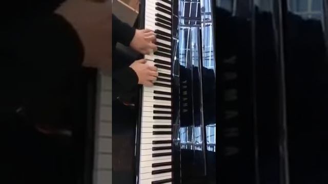 Henri Herbert plays a public piano смотреть онлайн