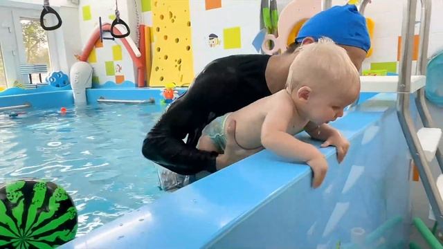 Как проходит занятие по грудничковому плаванию? смотреть онлайн