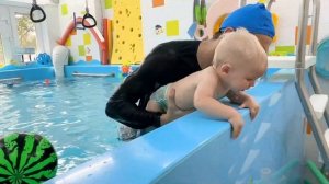 Как проходит занятие по грудничковому плаванию?