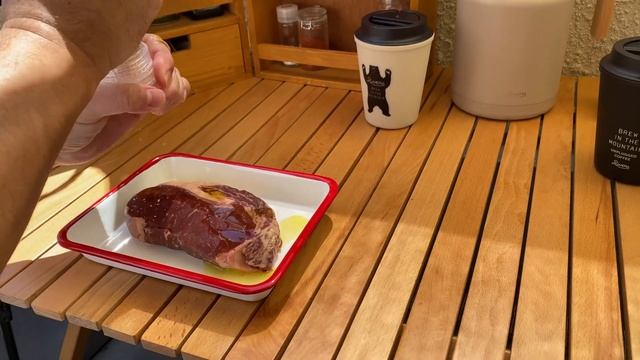 おうち時間にベランダバーベキュー！WeberのQ1250で丸鶏とシカゴスタイルビーフステーキを焼いてみた【PR】 смотреть онлайн