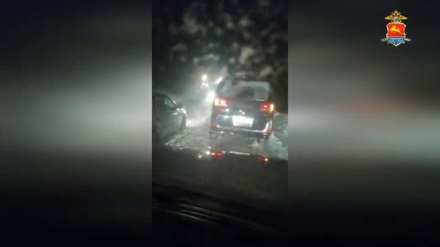 Колымские полицейские спасли занесенных снегом на перевале женщин и детей смотреть онлайн