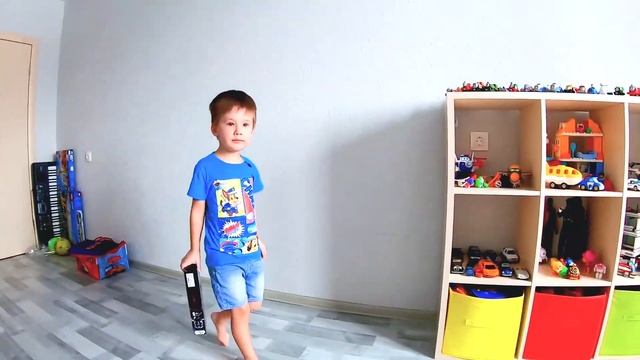 Артемий развлекается и делает полезные конфетки смотреть онлайн