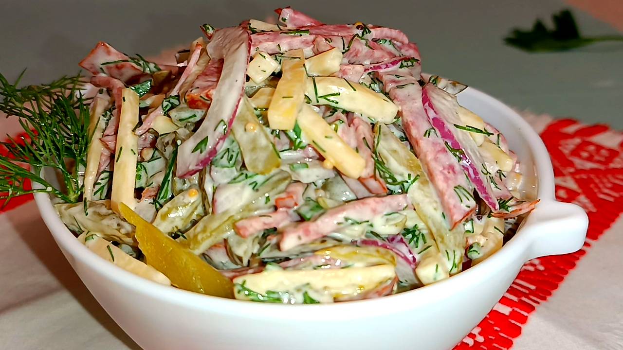 ✨ Салат Старый Мюнхен с колбасой, маринованными огурцами и заправкой с горчицей смотреть онлайн