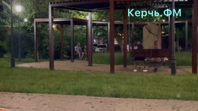 На скамейке за 166 тысяч никто не сидит и в урну за 61 тысячу не плюет