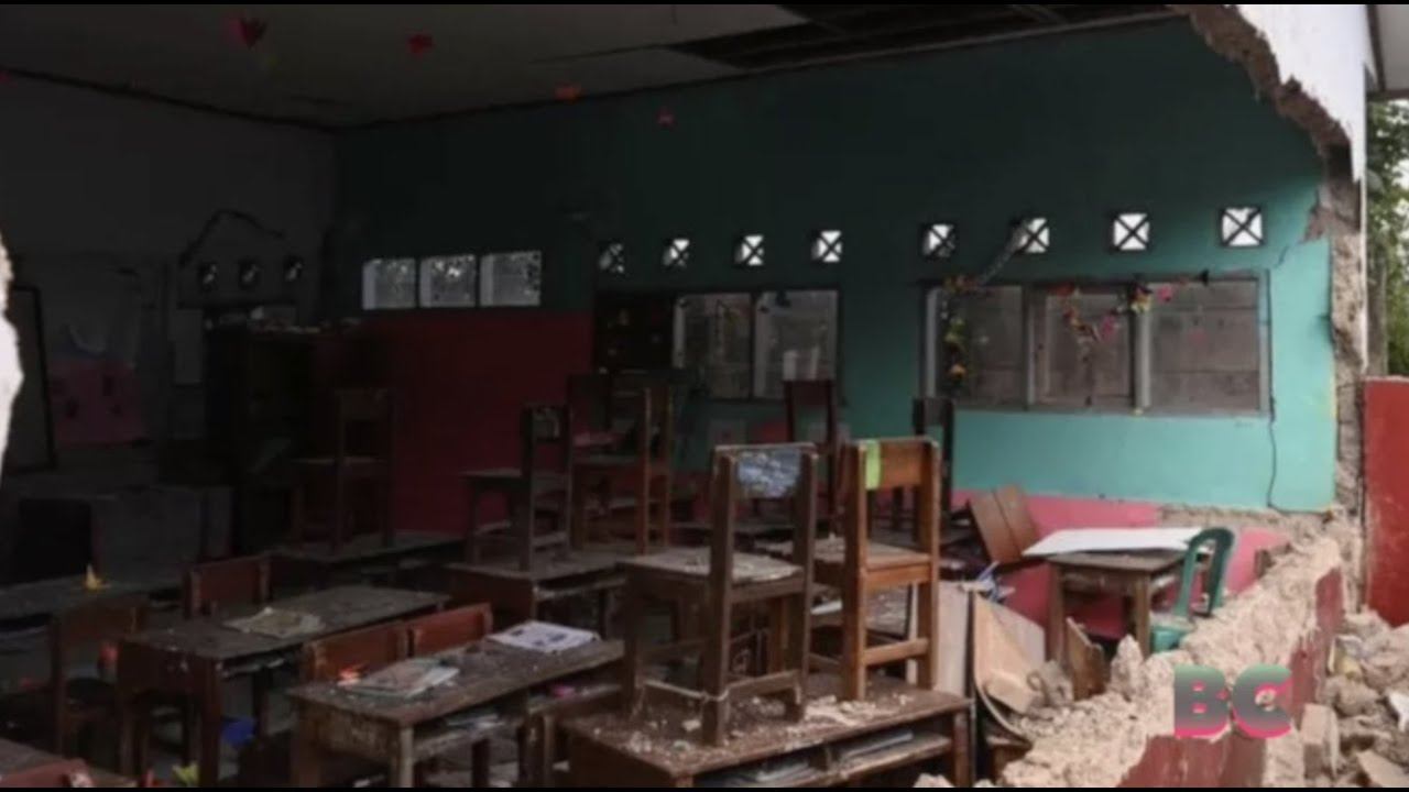 Indonesia: Java quake kills 162 and injures hundreds смотреть онлайн