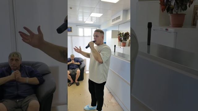 В госпитале с гостинцами и песнями. смотреть онлайн