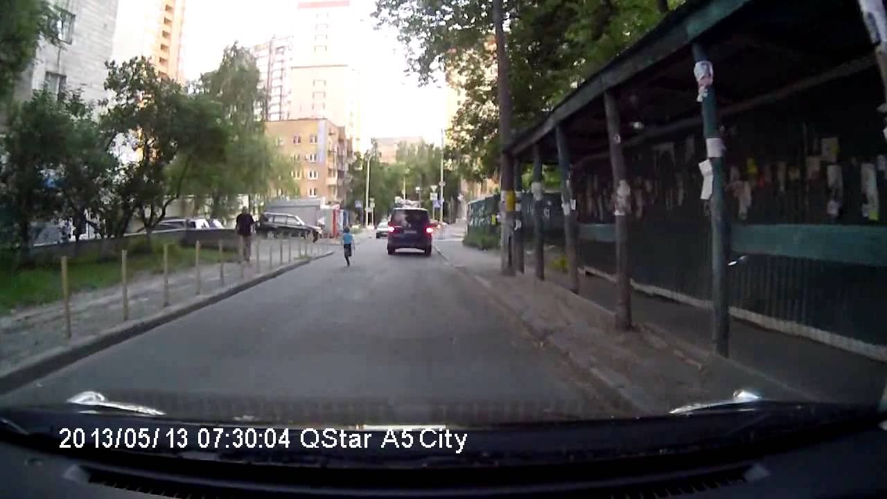 Ребенок выскочил на дорогу смотреть онлайн