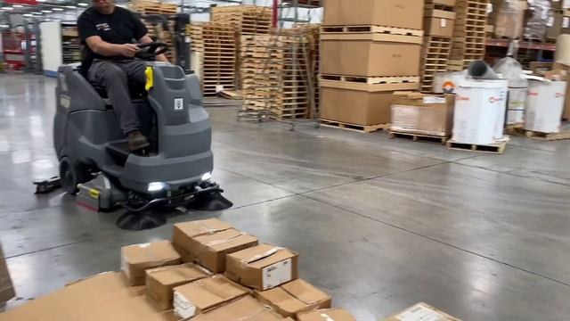 The Karcher B 150 R Bp with front sweeping brooms смотреть онлайн