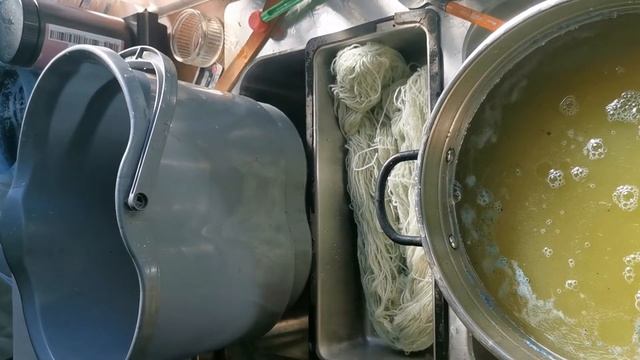 Dyeing Yarn in an Organic Woad Vat made from Dried Pigment Extracted from Heomgrown Woad Plants смотреть онлайн