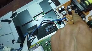 LCD телевизор  Panasonic TX-R32LX85 не включается 3 раза моргает красный светодиод