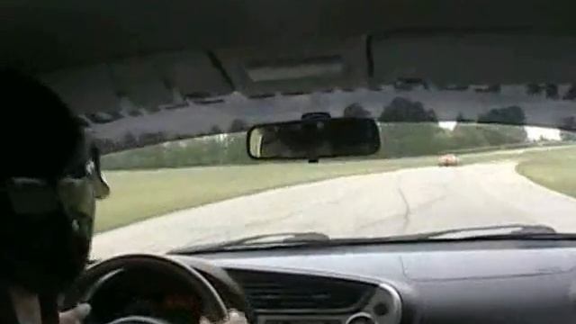 Insight catches Corvette Z06 on the track смотреть онлайн