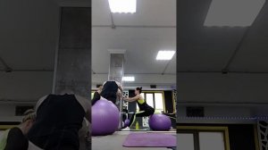 Растяжка с фитболом. Стретчинг. Фитнес. Суставная разминка. Упражнения для растяжки. Пилатес. Йога.