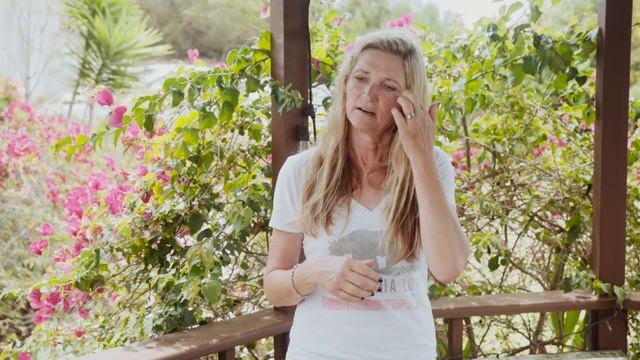 How to deal with a poisoned beehive with Janet and her mentor Hilary Kearney смотреть онлайн