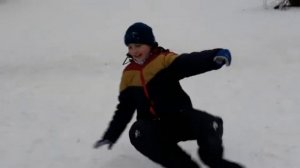 ШКОЛЬНИК (ПОДСКОЛЬЗНУЛСЯ) НА ЛЬДУ!
