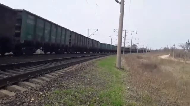 Дневной квартет. Система электровозов 2ЭС5К-107/117 "Ермак" с грузовым поездом и приветом смотреть онлайн