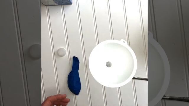 Baking Soda and Vinegar Balloon Experiment смотреть онлайн