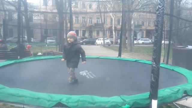 На батуте..