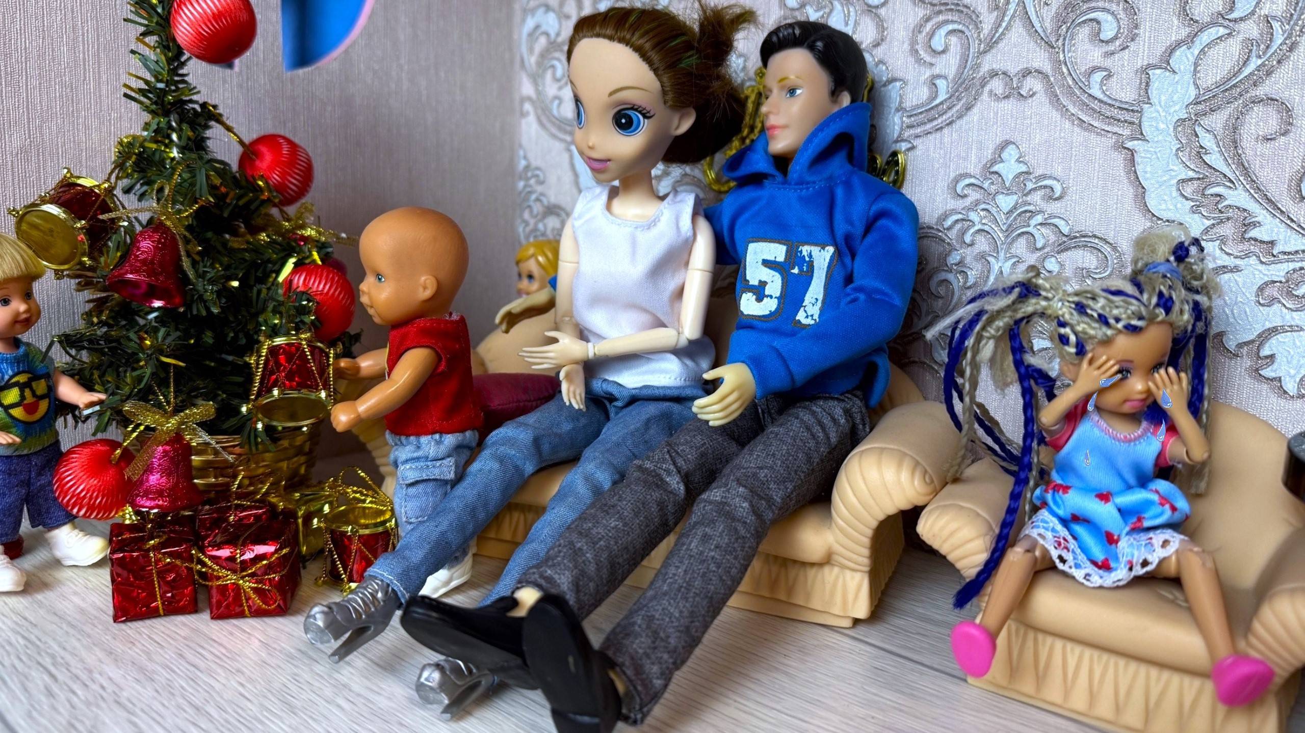 ЁЛКУ НАРЯДИЛИ🎄, А ПРО ДЕНЬ РОЖДЕНИЯ ЗАБЫЛИ Катя и Макс веселая семейка! Куклы Барби и ЛОЛ истории смотреть онлайн