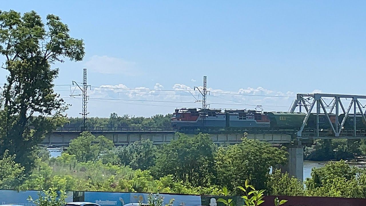 Тэшка! Электровоз ВЛ80Т-2085 С грузовым поездом смотреть онлайн