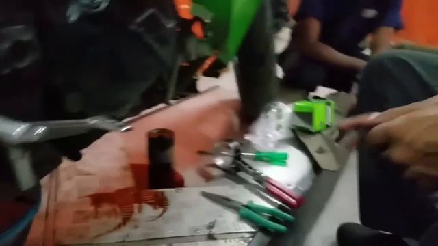 Ninja 300 fork oil,engine oil,diamond vision bulb change and general tips смотреть онлайн