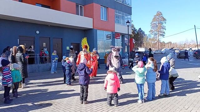 Масленица во дворе по улице Мостовая. Микрорайон Совхозный. Екатеринбург Ekaterimburgo (17.03.2024) смотреть онлайн