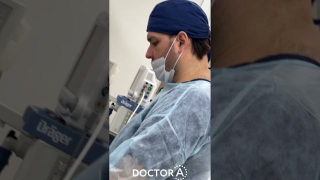 Мужская липосакция живота, боков и подбородка в процессе.