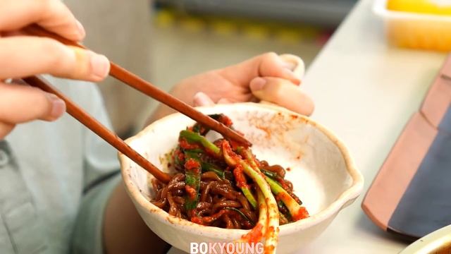 먹방 요리 :) 아삭이 고추김치와 파김치는 짜파게티하고 꿀조합인걸? 후식은 참외와 사과 | black bean noodles, spicy chili kimchi. смотреть онлайн