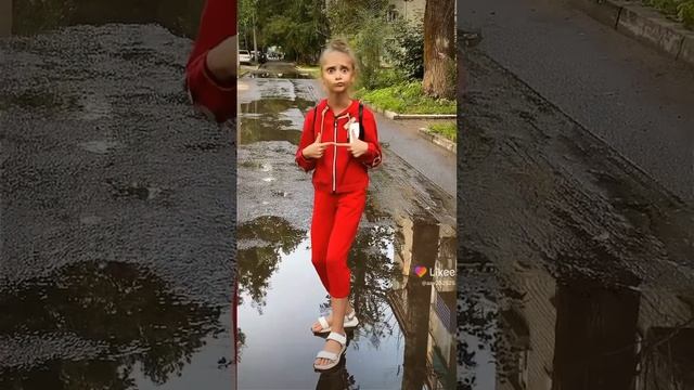 То чувство,когда нельзя в белых сандалях ходить по лужам #лето2022 смотреть онлайн