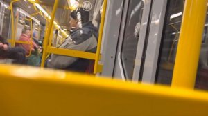 Поездка на метро Skoda-Varsovia со станции Station Narodowy до станции Rondo ONZ линия М2 (Обратно!