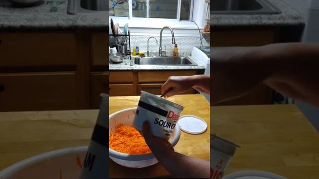 Приготовила салат из моркови только со сметаной