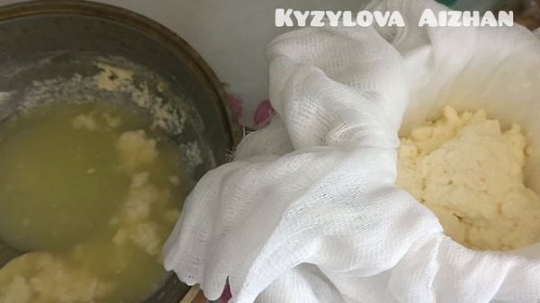 Сүтке жұмыртқаны құя салдық. 3 ақ заттан дайын болады