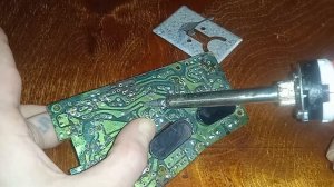 Выпаиваем резистор с радиоплаты радиодетали