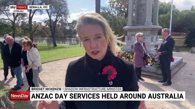 ‘So powerful’: Young Australians attend Anzac Day services смотреть онлайн