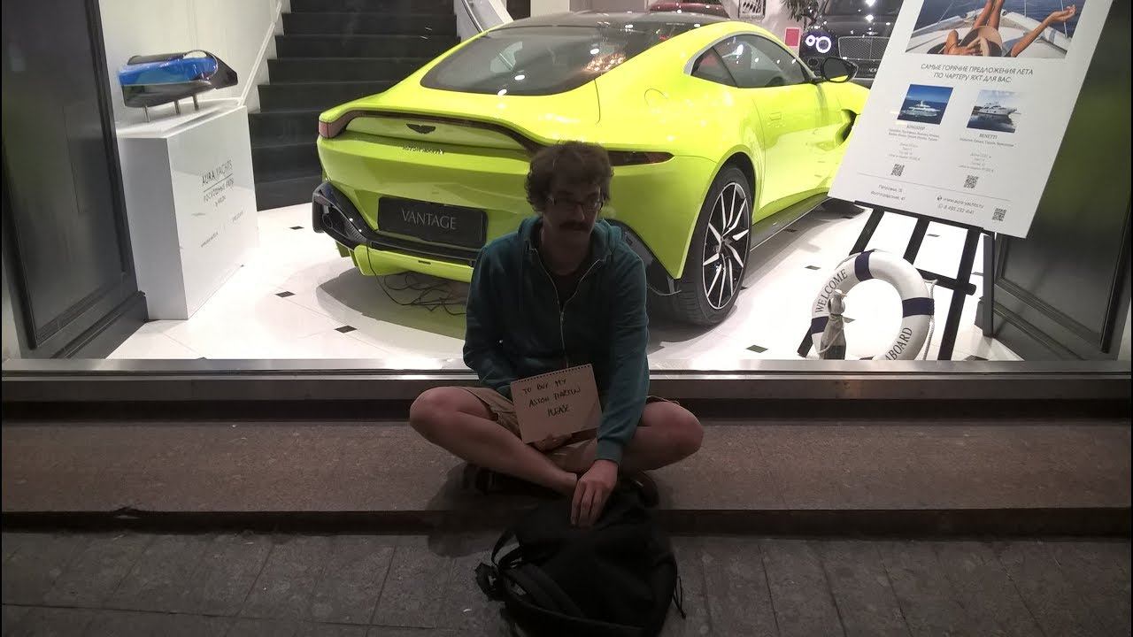 French actor and improviser Flavien Reppert begs on the streets of Moscow смотреть онлайн