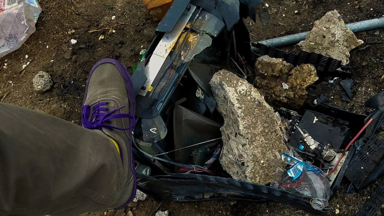 What Happens when you stick a dry Ice Bomb inside a TV? смотреть онлайн