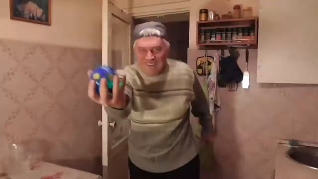 Геннадий Горин танцует под песню