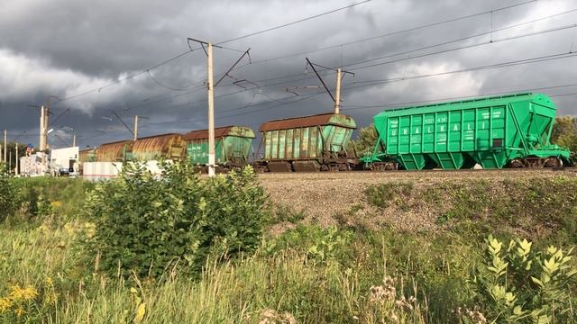 От светлого неба к тучам! Электровоз ВЛ11М-311/338А с хопперами