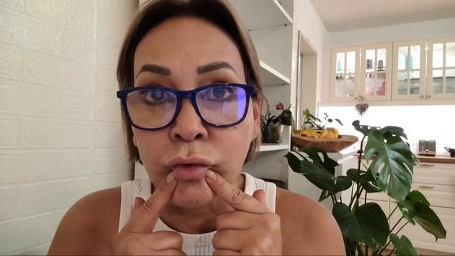 A MULHER SÀBIA EDIFICA O SEU LAR... A TOLA,TROCA INTEGRIDADE POR DINHEIRO.   Cacau Schwarz